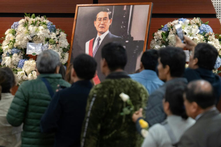 Amigos e parentes se reúnem para o funeral de Alberto Fujimori no Teatro Nacional de Lima