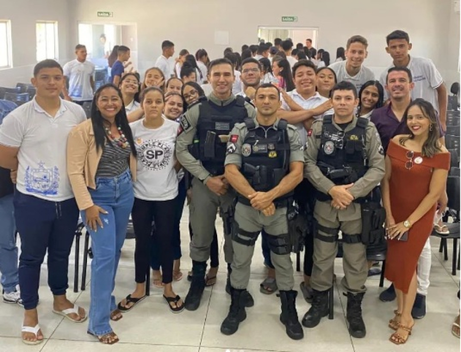 Policiais militares ministram palestra em escola pública de Emas, na Paraíba