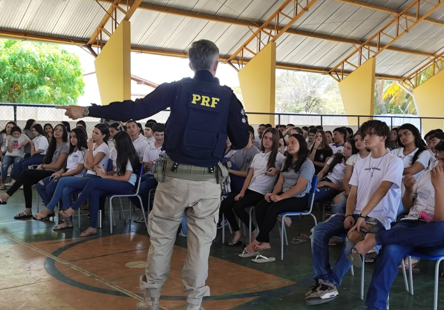  PRF ministra palestra para alunos de escola em Olho D'Água