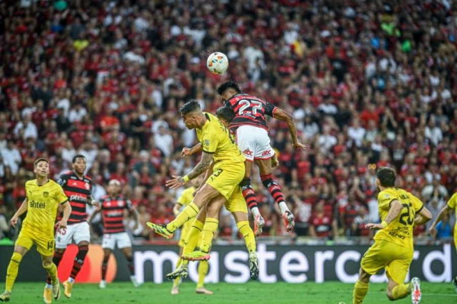 Flamengo joga mal e perde para o Peñarol no Maracanã