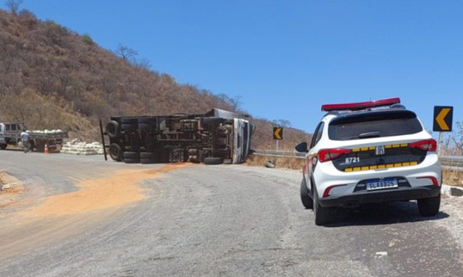 Caminhão baú tomba na Serra de Teixeira e motorista sai ileso