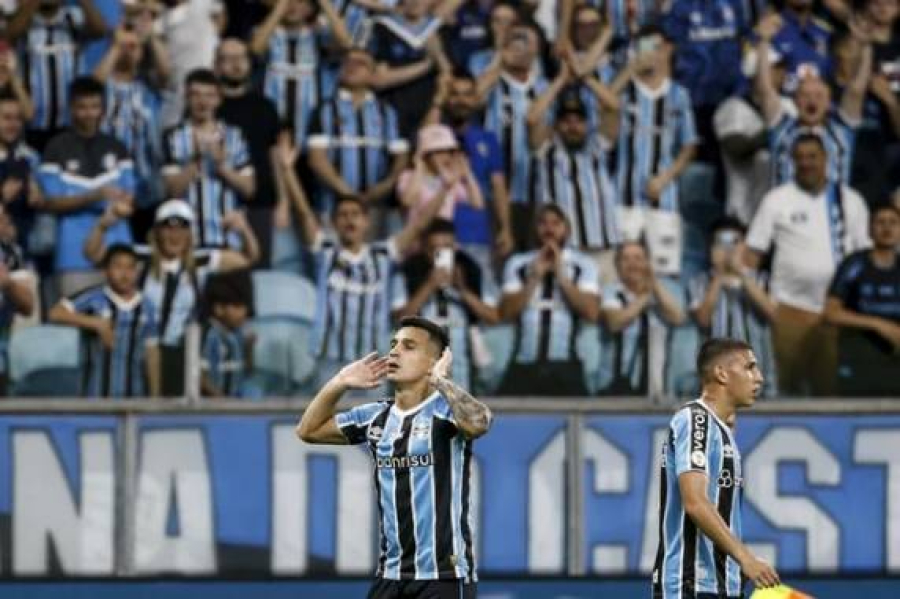 Grêmio vence Flamengo e se distancia da zona de rebaixamento do Brasileiro