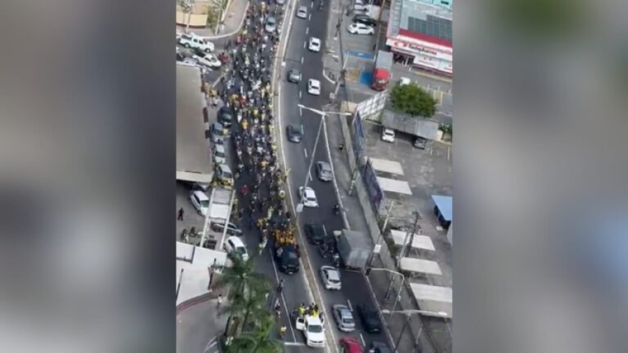 Jair Bolsonaro percorre avenidas em João Pessoa com apoiadores em ato de campanha de Queiroga