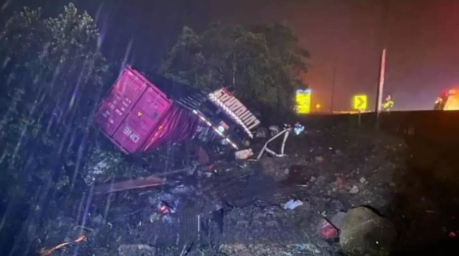 Nove pessoas de equipe de remo morrem após carreta container tombar sobre van no Paraná